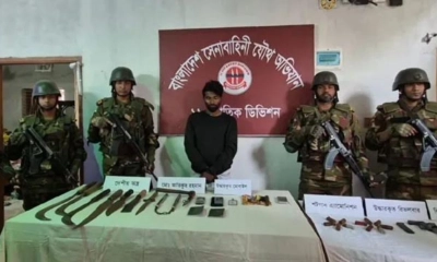 লোড করা রিভলবারসহ আটক আতিক