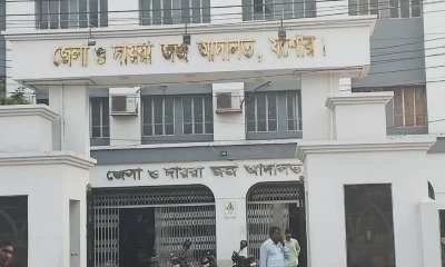 বিচারকের বিরুদ্ধে মামলা করার পরপরই বাদী গ্রেপ্তার
