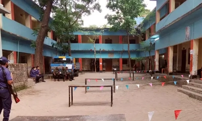 চলছে ভোটগ্রহণ, অনেক কেন্দ্রে ভোটার উপস্থিতি কম