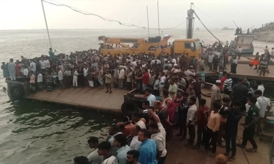পদ্মায় বাসডুবি : শৈলকুপার মা-মেয়ে নিখোঁজ, প্রাণে বাঁচলেন বাবা-ছেলে