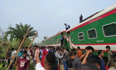সান্তাহারে লাইনচ্যুত বগি উদ্ধারে লাগতে পারে আরও ৫-৭ ঘণ্টা