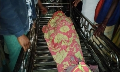 ট্রলারডুবিতে জেলে নিহত, বাবার মরদেহ তীরে টেনে আনলেন দুই সন্তান