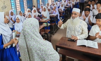 শিক্ষার্থীদের সঙ্গে ক্লাসে মনোযোগী এমপি মনিরুল