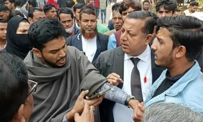 আদালতে ছাত্রলীগ নেতাকে নিয়ে ছাত্রদল নেতা-আইনজীবীদের ধাক্কাধাক্কি