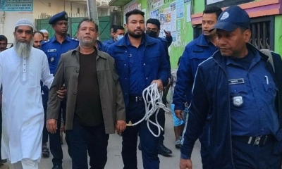 নারায়ণগঞ্জে প্যারোলে মুক্তি পেয়ে মায়ের জানাজায় অংশ নিলেন আ.লীগ নেতা