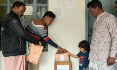 ইজারা পেতে কালাই ভূমি অফিসে জেলেদের আবেদন