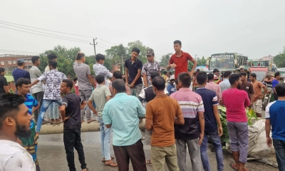 বকেয়া বেতনের দাবিতে ঢাকা-সিলেট মহাসড়ক অবরোধ