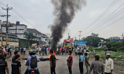 রূপগঞ্জে বকেয়া বেতনের দাবিতে মহাসড়ক অবরোধ