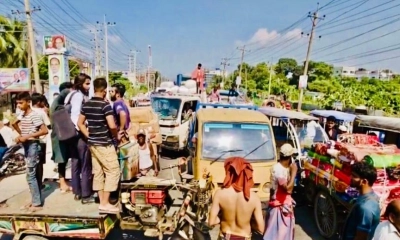 রূপগঞ্জে শিক্ষকের শাস্তির দাবিতে মহাসড়ক অবরোধ, দীর্ঘ যানজট