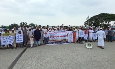 রূপগঞ্জে সড়কে দুর্ঘটনা রোধে স্পিড ব্রেকার স্থাপনের দাবিতে মানববন্ধন