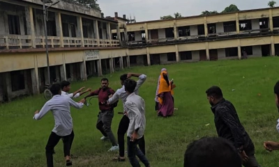 রূপগঞ্জের জনতা উচ্চ বিদ্যালয়ে রুপালী বাংলাদেশ পত্রিকার প্রতিনিধি রাকিবুল ইসলামকে মারধর করছে শিক্ষার্থীরা। ছবি- রূপালী বাংলাদেশ
