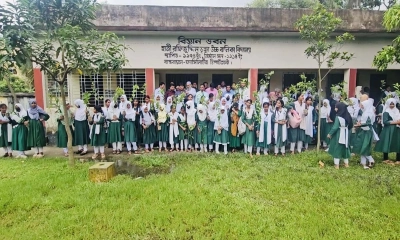 রূপগঞ্জে শিক্ষার্থীদের মাঝে ফলজ ও বনজ বৃক্ষের চারা বিতরণ