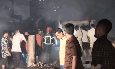 রাজধানীর রায়েরবাজার সাদেক খান কৃষি মার্কেটে আগুন
