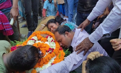 সাগর বালাকে রাখা কফিন উপর মাথা রেখে কান্নায় ভেঙে পড়েন তার মা ও বাবা। ছবি- রূপালী বাংলাদেশ