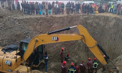 দুই বছরের শিশু সাজিদকে উদ্ধারে তৎপর ফায়ার সার্ভিস।  ছবি- সংগৃহীত