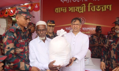 চকরিয়ায় বন্যাদুর্গত ১৫০০ পরিবারকে ত্রাণ দিলেন স্বরাষ্ট্রমন্ত্রী