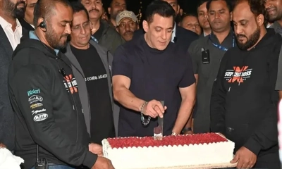 গণমাধ্যমকর্মীদের সঙ্গে জন্মদিনের প্রথম কেক কাটলেন সালমান খান