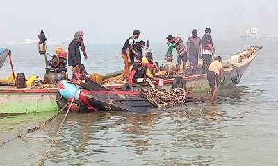 নৌযানের ধাক্কায় লবণ বোঝাই ট্রলার ডুবি