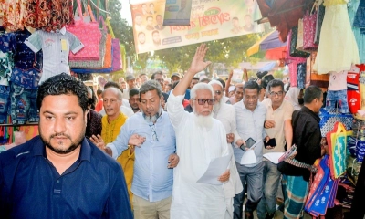 লিফলেট বিতরণে বিএনপির কেন্দ্রীয় নির্বাহী কমিটির সদস্য আলহাজ্ব মো. শামসুল আলম। ছবি- রূপালী বাংলাদেশ