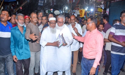 লিফলেট বিতরণে বিএনপির কেন্দ্রীয় নির্বাহী কমিটির সদস্য শামসুল আলম। ছবি- রূপালী বাংলাদেশ