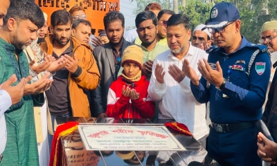 সাতক্ষীরায় জুলাই শহীদ স্মৃতি স্তম্ভের উদ্বোধন করে জেলা প্রশাসক ও যুগ্ম সচিব মোস্তাক আহমেদ। ছবি- রূপালী বাংলাদেশ
