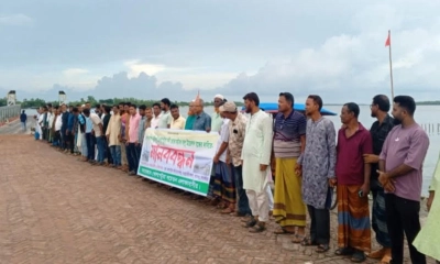 খোলপেটুয়া নদী থেকে অবৈধ বালু উত্তোলন বন্ধে মানববন্ধন