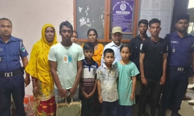 সীমান্ত থেকে আটক ১০ বাংলাদেশিকে বিজিবির কাছে হস্তান্তর