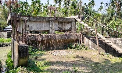 কাঠের সিঁড়ি বেয়ে উঠতে হয় সেতুতে