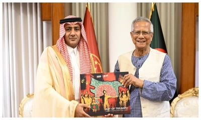 সৌদি রাষ্ট্রদূত ড. আব্দুল্লাহ জাফের বিন আবিয়া ও প্রধান উপদেষ্টা অধ্যাপক ড. মুহাম্মদ ইউনূস । ছবি- সংগৃহীত