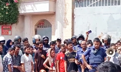 নাসা গ্রুপের শ্রমিকদের বকেয়া বেতন পরিশোধের দাবিতে দুই ঘণ্টা সড়ক অবরোধ। ছবি- রূপালী বাংলাদেশ
