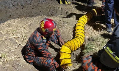 শিশু সাজিদকে উদ্ধারে কাজ করছে ফায়ার সার্ভিসের কর্মকর্তারা। ছবি- রূপালী বাংলাদেশ