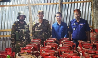 পটিয়ায় অবৈধ গ্যাস ফিলিং কারখানায় সেনা অভিযান