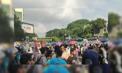 শাহবাগে শিক্ষার্থীদের অবরোধ, যান চলাচল বন্ধ