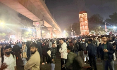 গভীর রাতেও উত্তাল শাহবাগ, বন্ধ যানবাহন চলাচল