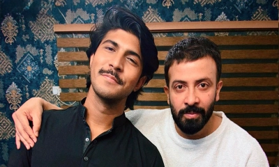 শাকিব খানের পাশে দাঁড়িয়ে গর্বে ভাসলেন তৌসিফ