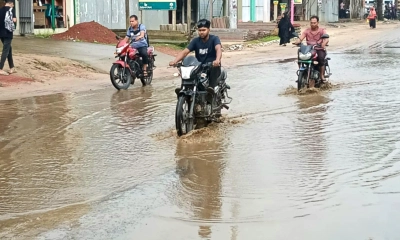 বৃষ্টিতেই জলাবদ্ধতায় দুর্ভোগের নাম হয়ে উঠেছে ঝিনাইগাতীর প্রধান সড়ক। ছবি- রূপালী বাংলাদেশ