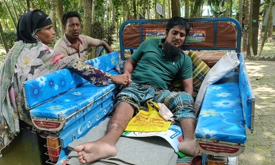 দুই পা হারিয়ে অসহায় ভ্যানচালক শাহীন, সহযোগিতা চায় পরিবার
