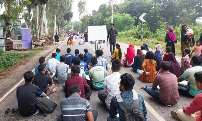 মহাসড়কে শিক্ষার্থীদের প্রতীকী ক্লাস