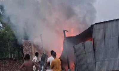 আগুনে পুড়লো সামি অটো রাইস মিল।    ছবি- রূপালী বাংলাদেশ