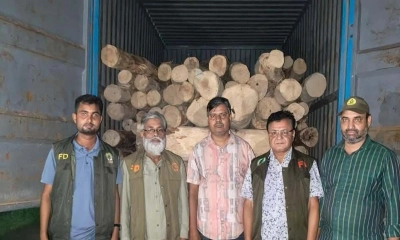 সীতাকুণ্ডে চোরাই গোলকাঠসহ কাভার্ড ভ্যান জব্দ