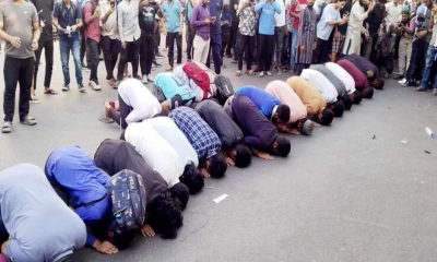 হাসিনার মৃত্যুদণ্ডের রায় শুনেই সেজদায় লুটিয়ে পড়ল ছাত্র-জনতা