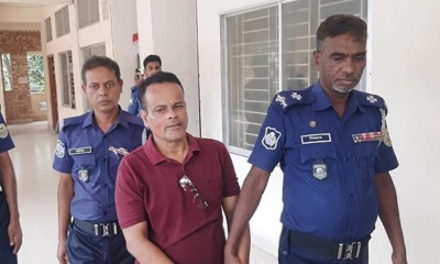 সোহরাব হোসেন আকনকে জেলহাজতে নেওয়া হয়। ছবি- রূপালী বাংলাদেশ