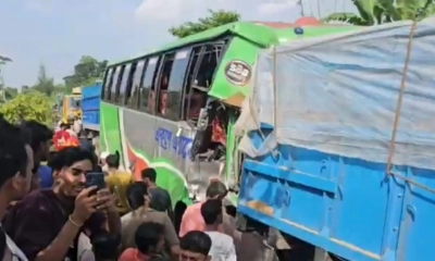 দাঁড়িয়ে থাকা ট্রাকে বাসের ধাক্কা চালক নিহত, আহত ১২