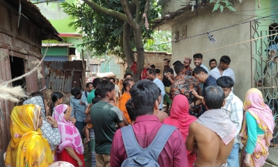 নিহতদের বাড়িতে স্থানীয়দের ভিড়। ছবি- রূপালী বাংলাদেশ