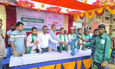 সরিষাবাড়ীতে দুস্থদের মাঝে বিনামূল্যে টিউবওয়েল বিতরণ। ছবি- রূপালী বাংলাদেশ