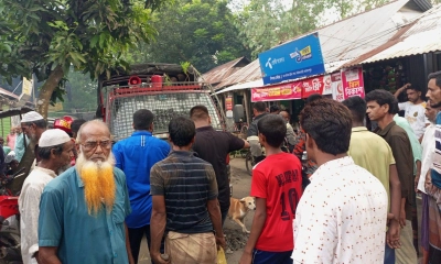 বৈদ্যুতিক লাইনে দুর্ঘটনারি ঘটনায় উদ্ধারে ফায়ার সার্ভিসের কর্মীরা। ছবি- রূপালী বাংলাদেশ