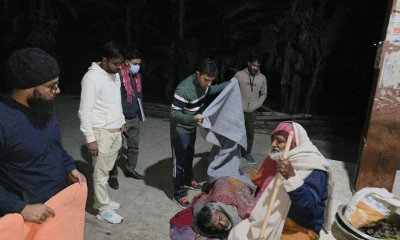 গভীর রাতে শীতার্তদের পাশে ইউএনও, নিজ হাতে পরালেন কম্বল