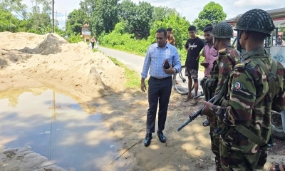 সহকারী কমিশনার (ভূমি) এর নেতৃত্বে বাংলাদেশ সেনাবাহিনীর সহযোগিতায় বালুমহালের তফসিলভুক্ত এলাকা পরিদর্শন করা হয়।   ছবি- রূপালী বাংলাদেশ