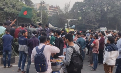 ৫ ঘণ্টা ধরে অবরোধ, আলোচনার প্রস্তাব প্রত্যাখ্যান শিক্ষার্থীদের 