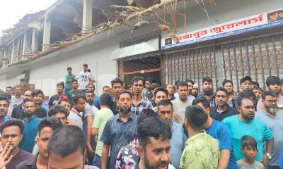 চাঁদা না দেওয়ায় কৃষি মার্কেটের দোকানে তালা, ব্যবসায়ীদের বিক্ষোভ